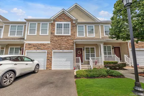 96 Paget Ln, Massapequa, NY 11758