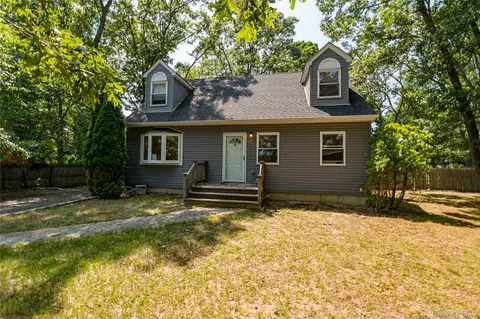 252 Oxhead Rd, Centereach, NY 11720