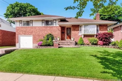 110 Leahy St, Jericho, NY 11753