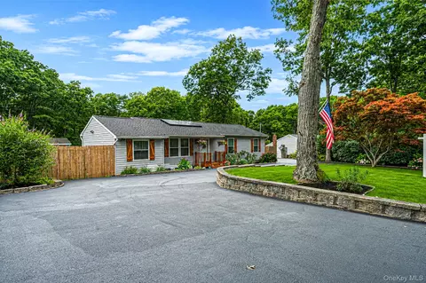 61 W End Ave, Shirley, NY 11967