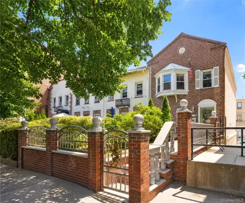 3039 36th St, New York, NY 11103