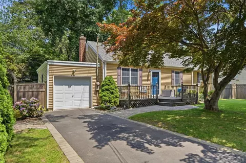 10 Valleywood Dr, Huntington Station, NY 11746