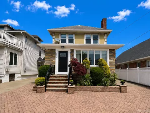 526 Beach 132nd St, Rockaway Park, NY 11694