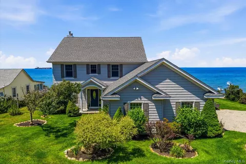 900 Sound Shore Rd, Riverhead, NY 11901