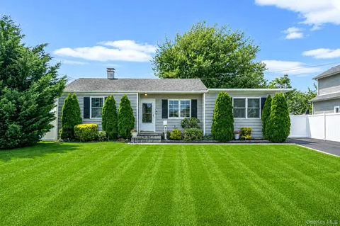 822 Milligan Ln, West Islip, NY 11795