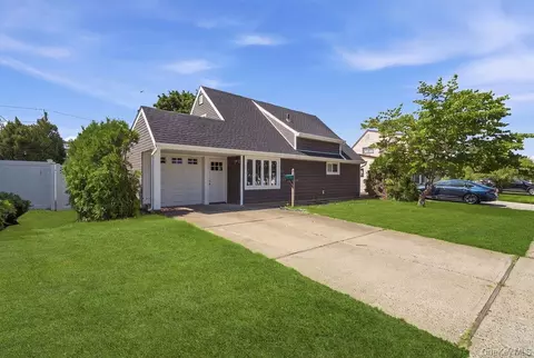 56 Summer Ln, Hicksville, NY 11801