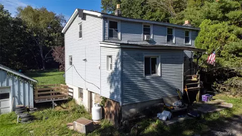 8 Parsons Ln, Middletown, NY 10940