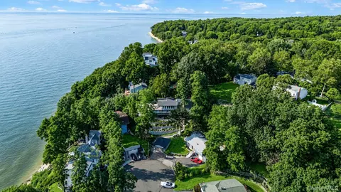 26 Argyle Dr, Northport, NY 11768