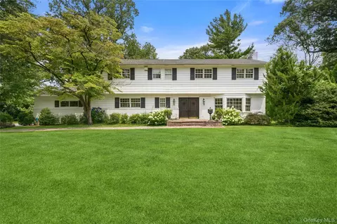 50 Flamingo Rd, North Hempstead, NY 11576