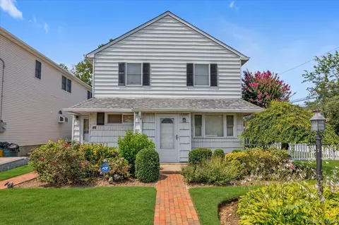 810 Ibsen St, Woodmere, NY 11598