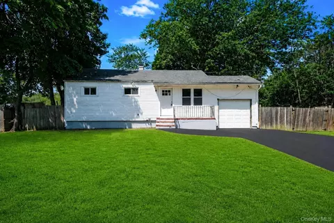 948 Walker St, Bellport, NY 11713