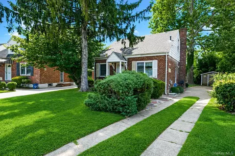 45 Park Cir, North Hempstead, NY 11040