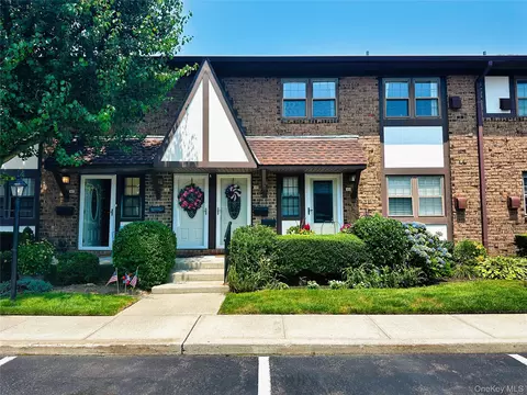 445 Mariners Way, Copiague, NY 11726