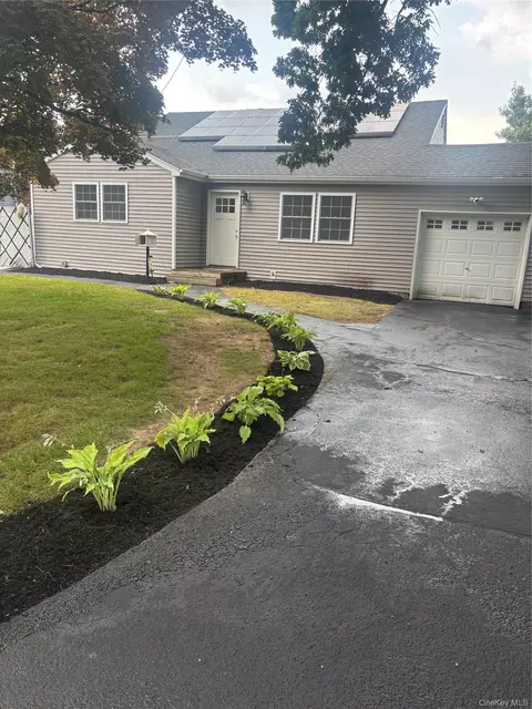 128 W 17th St, Deer Park, NY 11729