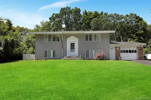 12 Deer Ln, Setauket, NY 11733