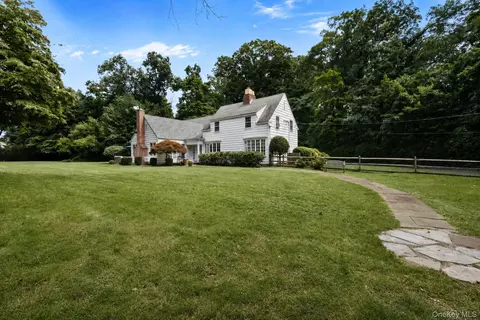 1 Stonegate Ln, Glen Head, NY 11545