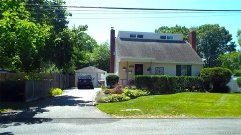 96 Chenango Dr, Bay Shore, NY 11706