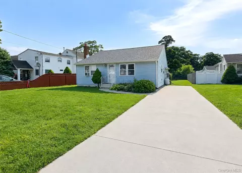 10 Midwood Pl, Farmingville, NY 11738