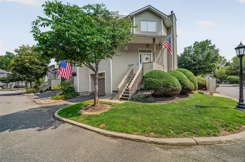 57 Village Grn, Clarkstown, NY 10954