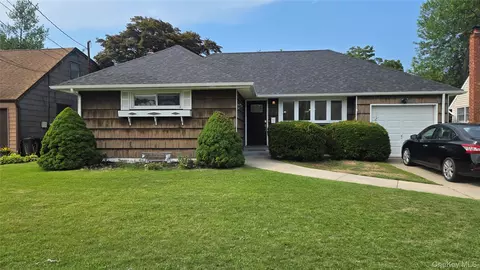 9 Leeds Ln, North Babylon, NY 11703