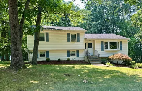 26 Rockwood Dr, Newburgh, NY 12550