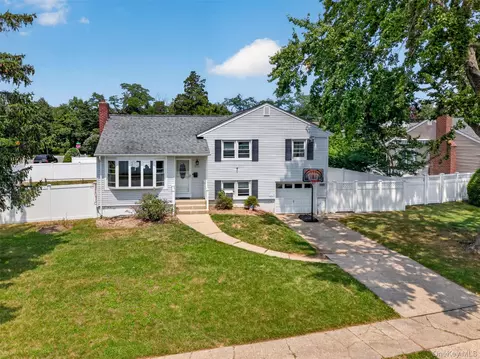 201 Willis Ct, Wantagh, NY 11793