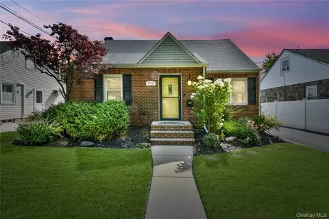 592 Winthrop Ave, Bellmore, NY 11710