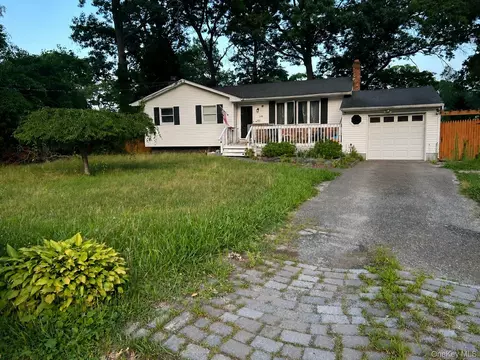 229 Mill Rd, Holbrook, NY 11741