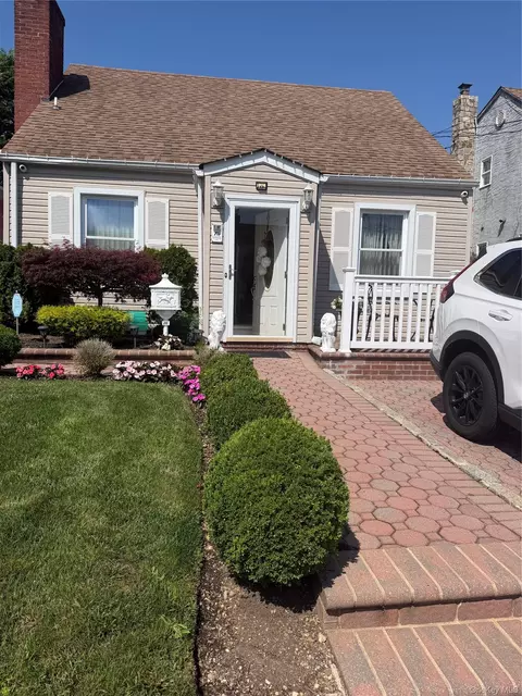 75 Maplewood Ave, Hempstead, NY 11550