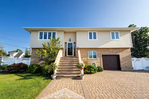 222 N Pine St, Massapequa, NY 11758