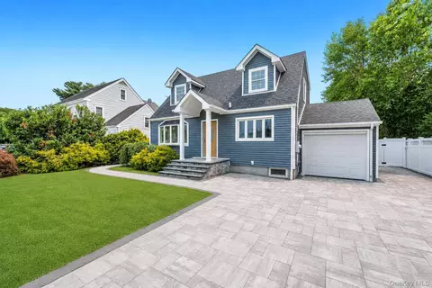 4 Hicks Cir, Hicksville, NY 11801