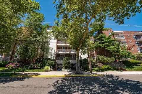 100 Brooklyn Ave #2R, Freeport, NY 11520