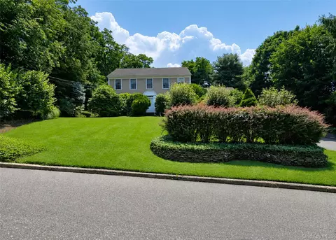16 Woodhull Rd, Setauket, NY 11733