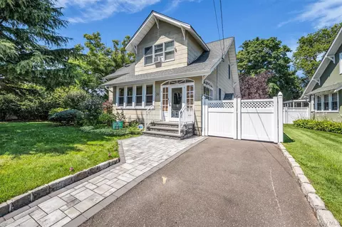 30 West St, Farmingdale, NY 11735