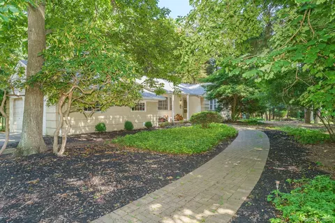 16 Landing Meadow Rd, Smithtown, NY 11787