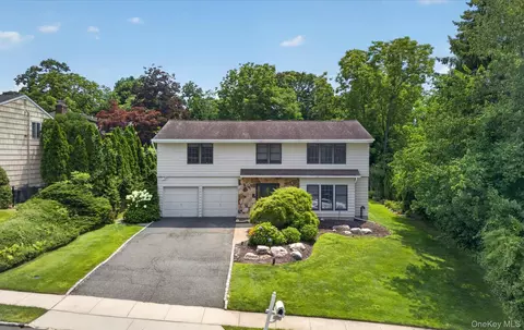 30 Irving Dr, Woodbury, NY 11797