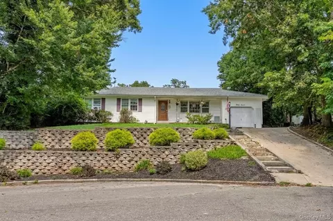 37 Black Locust Ave, Setauket, NY 11733