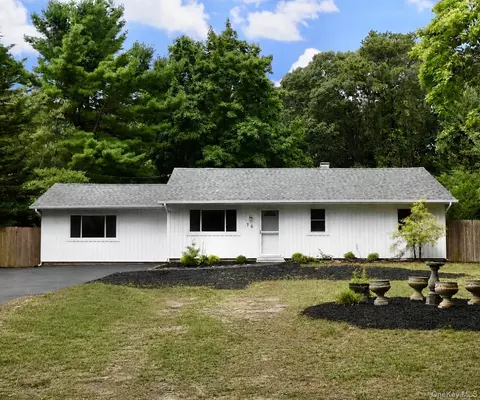 76 Wards Ln, Bellport, NY 11713