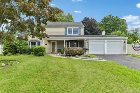 21 Manchester Ln, Stony Brook, NY 11790