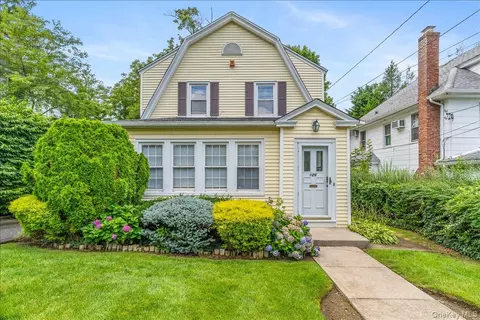 126 Hampshire Rd, North Hempstead, NY 11023
