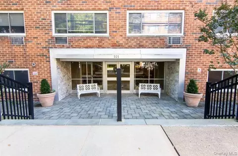 101 Clinton Ave #1L, North Hempstead, NY 11501