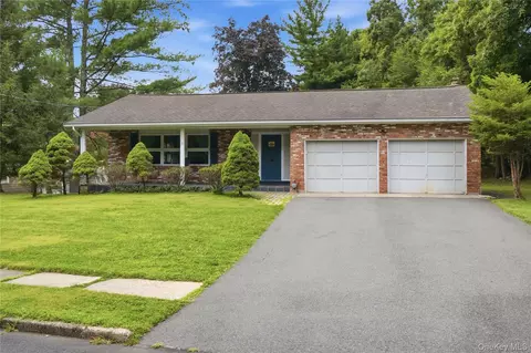 17 Little Brook Ln, Clarkstown, NY 10956