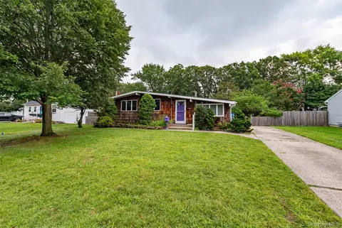 16 Morning Dr, Centereach, NY 11720