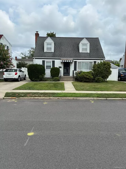 25 S Elm St, Hicksville, NY 11801