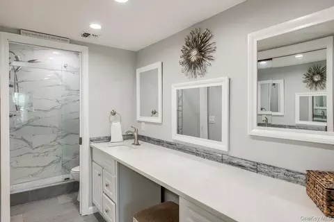 Bath - 6 Burnham Ct, Fishkill, NY 12524 photo 3 of 4