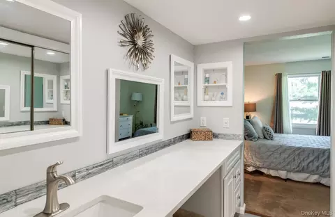 Bath - 6 Burnham Ct, Fishkill, NY 12524 photo 4 of 4