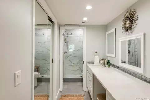 Bath - 6 Burnham Ct, Fishkill, NY 12524 photo 2 of 4