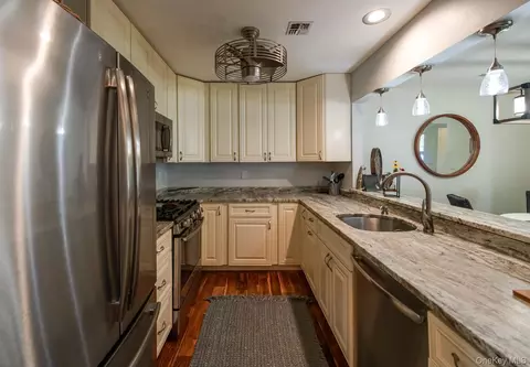 Kitchen - 6 Burnham Ct, Fishkill, NY 12524 photo 3 of 4