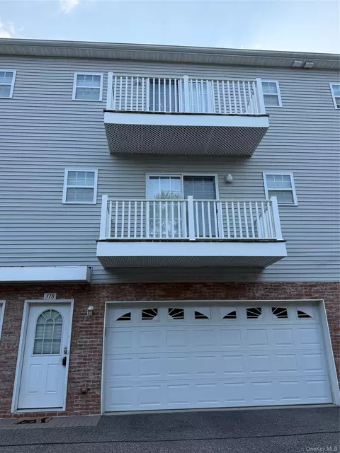 318 Cross St #2, North Hempstead, NY 11590