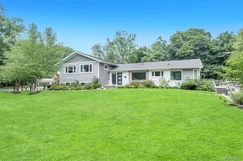 125 Hicks Ln, North Hempstead, NY 11024